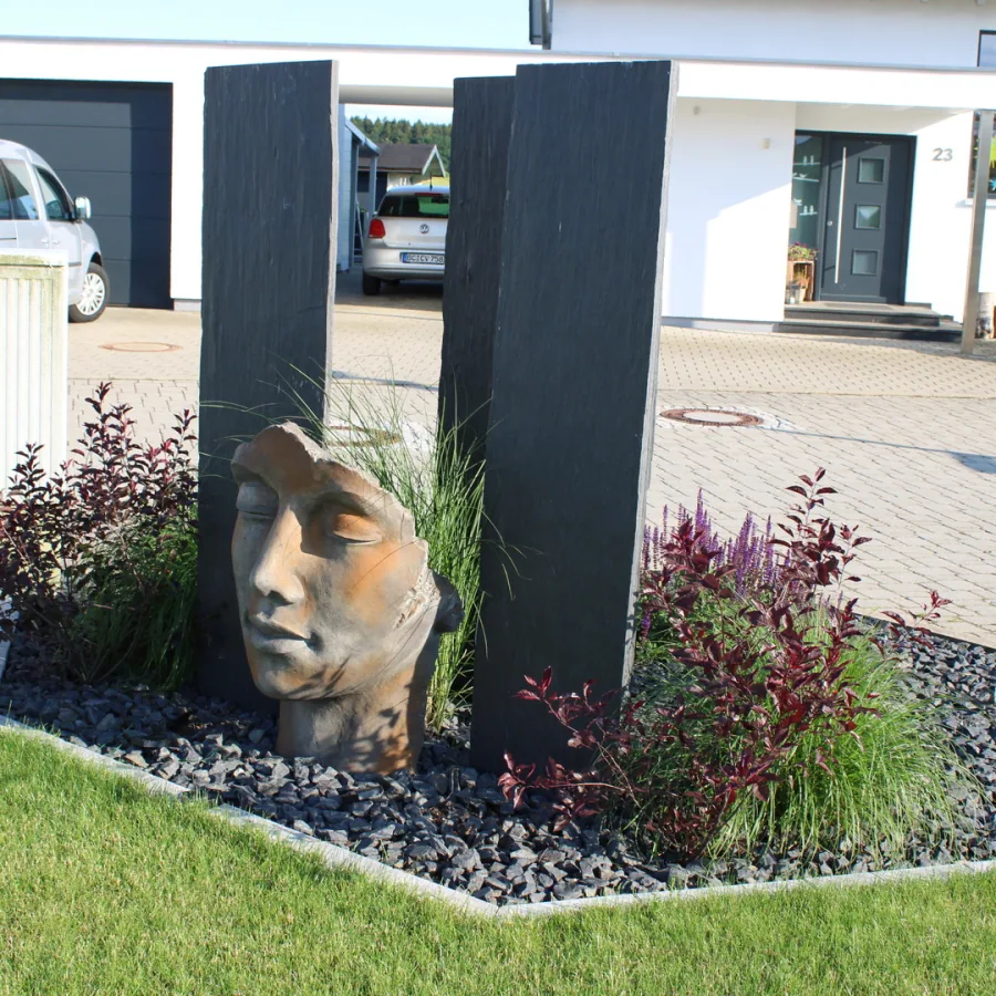 Gartenstele mit Staudenbeet