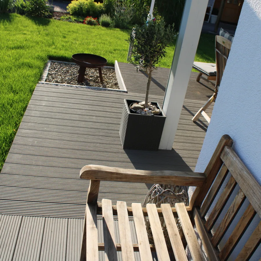 Terrasse mit Holzdeck und Pflanzkübeln