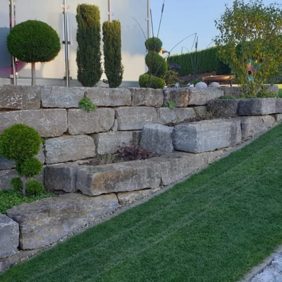 Natursteinmauer mit Rasenfläche