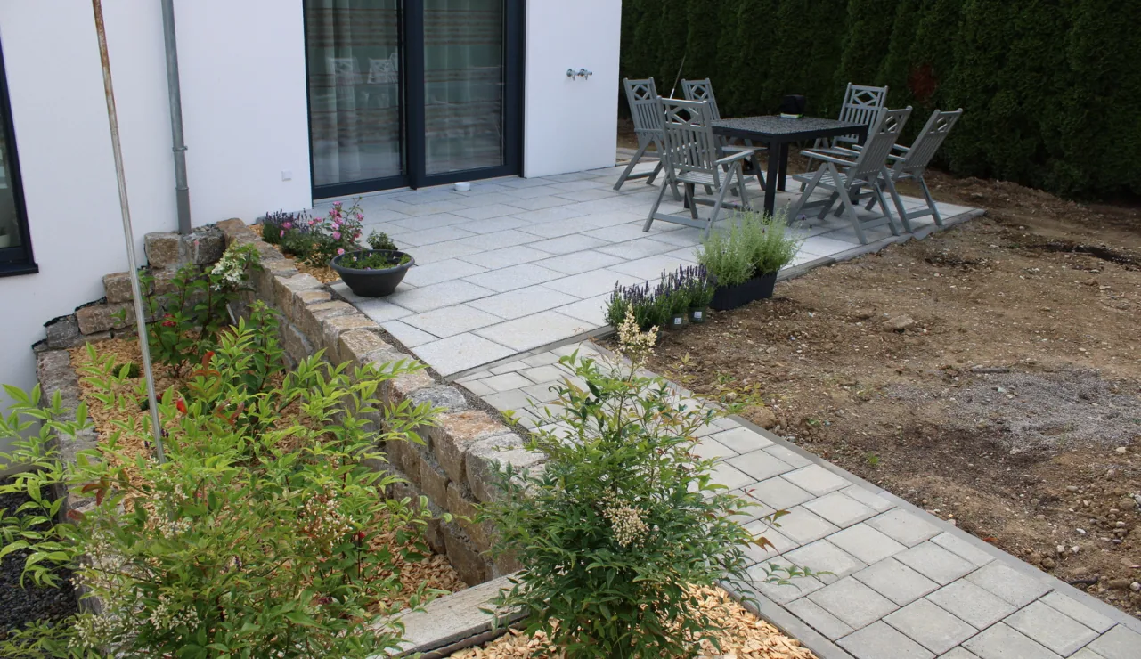 Runde Pflastertreppe aus Kleinsteinpflaster in einem von GAVRO gestalteten Garten