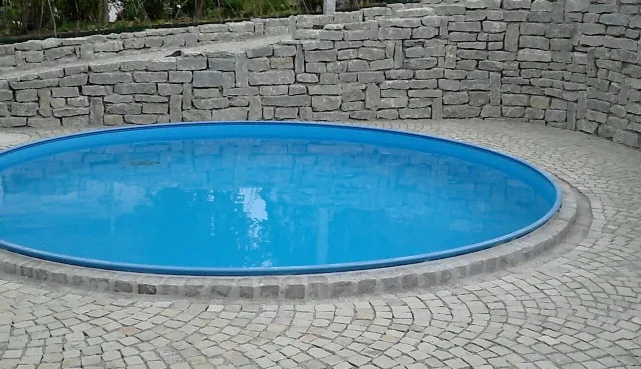 Pool im Kleinsteinpflaster eingefasst