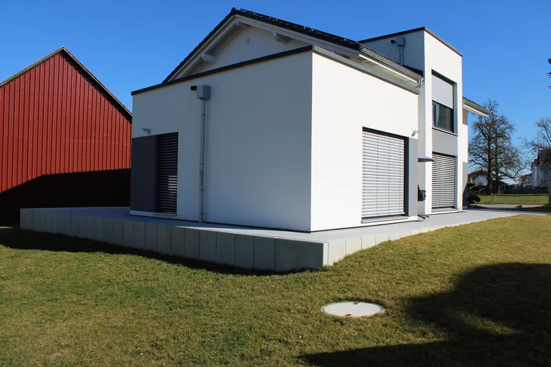 Terrasse mit Sichtschutz und Beetkante