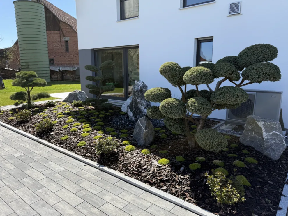 Großformatige Terrassenplatten entlang einer Hauswand