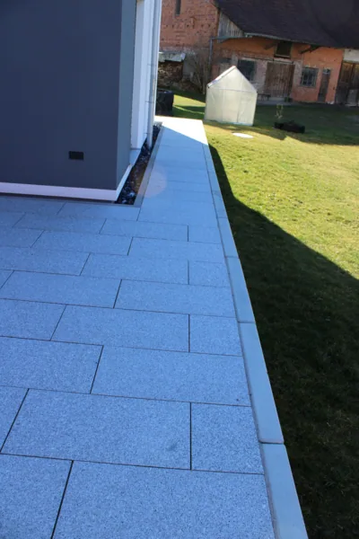 Plattenweg am Gebäude